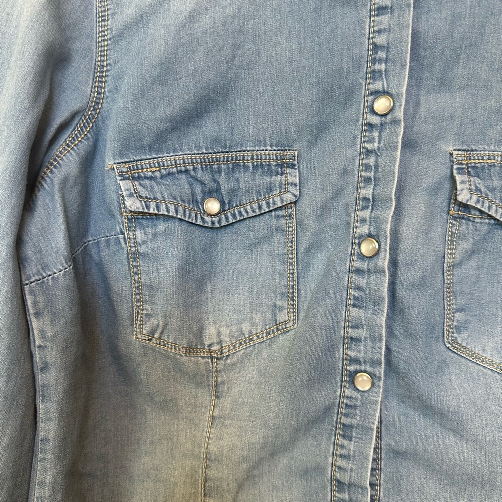 STRADIVARIUS DENIM SHIRT PEARL SNAP WOMENS BLUE BUTTON UP LONG SLEEVE SMALL - Picture 2 of 5